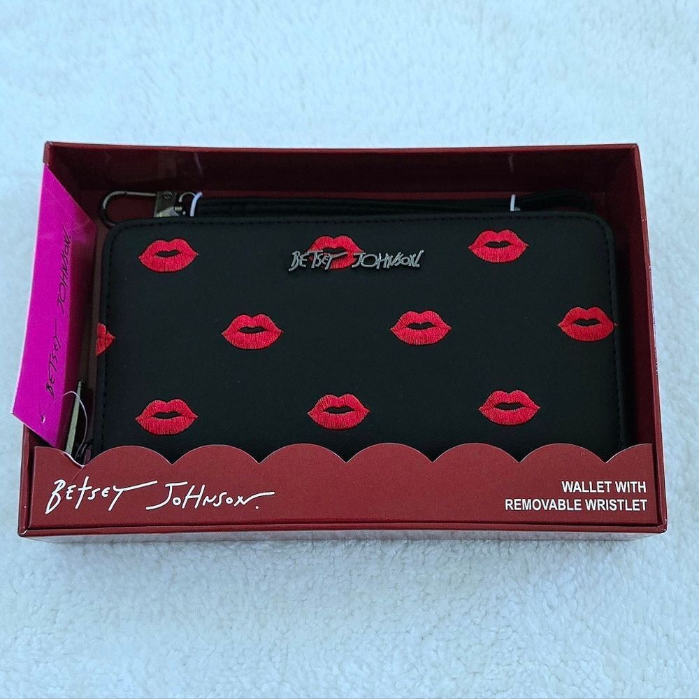 Betsey Johnson Embroidered🪡 Red Lips💋 Zip Around Wristlet - NIB